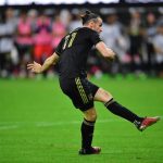 Bale solo ghi bàn từ giữa sân