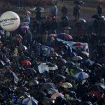 Bất chấp giá rét 10 độ C, CĐV xuống đường thỉnh cầu Messi