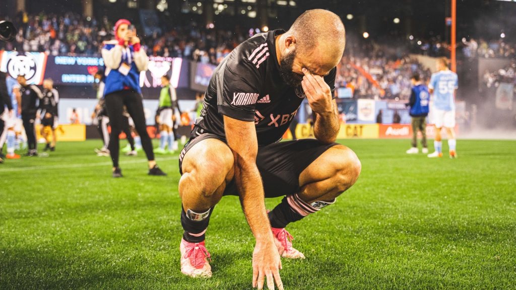 Benzema đoạt QBV, Higuain khóc nức nở chia tay sân cỏ