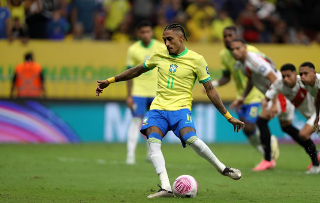 Brazil 4-0 Peru: Không thể cản Raphinha; 2 sai lầm bước ngoặt