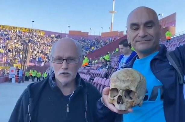 Cháu trai mang hộp sọ của ông đến sân mỗi khi CLB yêu thích thi đấu