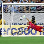 Cứu Argentina, Martinez được đồng đội tung lên mây