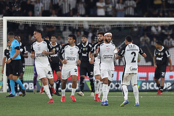 Depay tỏa sáng, “giải cứu” Corinthians ngoạn mục