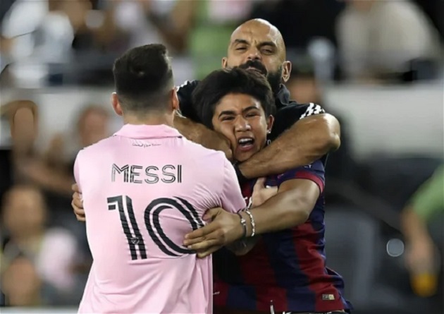 Fan Barca bị kẹp cổ khi lao vào sân ôm Messi