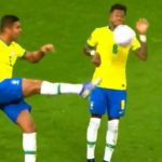 Fred bị đồng đội đá bóng thẳng vào mặt