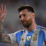 Lionel Messi cân bằng kỷ lục của Cristiano Ronaldo