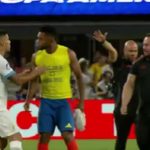 Luis Suarez chứng nào tật nấy, ‘cạp cổ’ đối phương sau thất bại