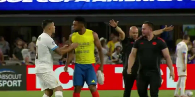 Luis Suarez chứng nào tật nấy, ‘cạp cổ’ đối phương sau thất bại