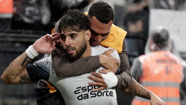 Mãn nhãn trận cầu 4 bàn, Depay bị đồng đội lu mờ