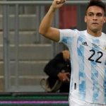 Martinez rơi nước mắt trên ghế dự bị Argentina