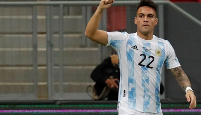 Martinez rơi nước mắt trên ghế dự bị Argentina