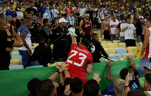 Messi và Martinez thể hiện bản lĩnh của nhà vô địch thế giới