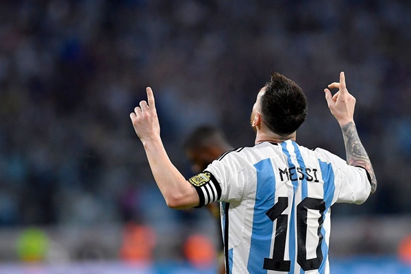 Messi vượt mốc 100 bàn cho Argentina: Người viết sử bóng đá