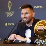 Messi xúc động tri ân Maradona sau khi giành Quả Bóng vàng thứ 8