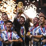 Nhận cúp vô địch, dàn sao Argentina lặp lại ‘trò hề’ của Martinez