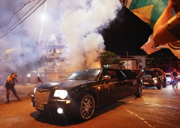 Những hình ảnh đầu tiên từ đám tang Pele: Huyền thoại trở về “nhà”