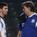 Quan hệ phức tạp giữa Messi và HLV mới
