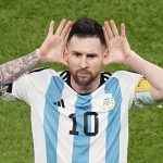 Riquelme: Van Gaal nên ôm hôn Messi