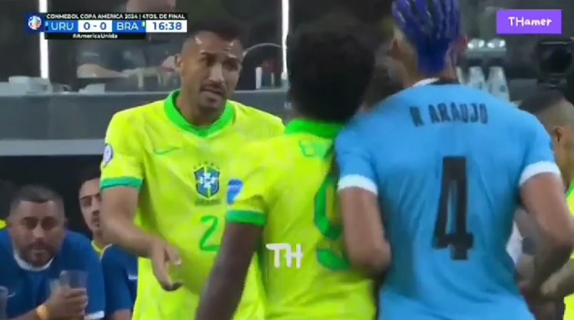 Rodrygo bị triệt hạ; Raphinha ‘xử’ luôn Araujo trả thù cho Endrick