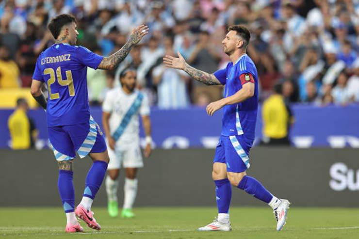 Sao M.U phản lưới, Messi vẫn giải cứu Argentina