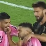 Suarez “cắn nhầm” Alba trong lúc hỗn chiến