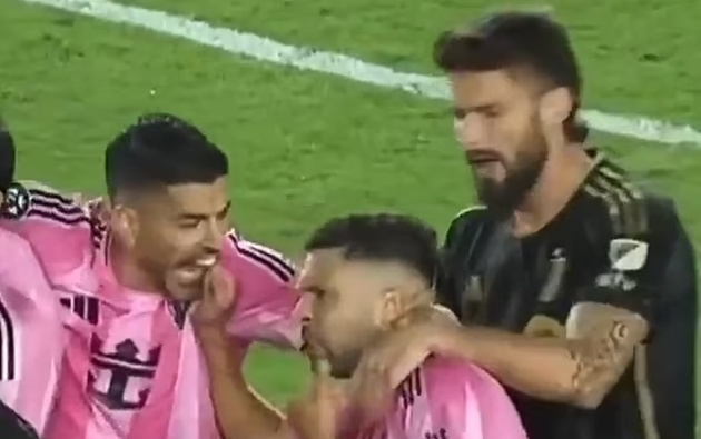 Suarez “cắn nhầm” Alba trong lúc hỗn chiến