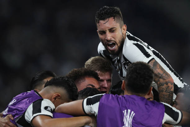 Thắng hủy diệt, Alex Telles và đồng đội “bước một chân” vào chung kết Copa Libertadores