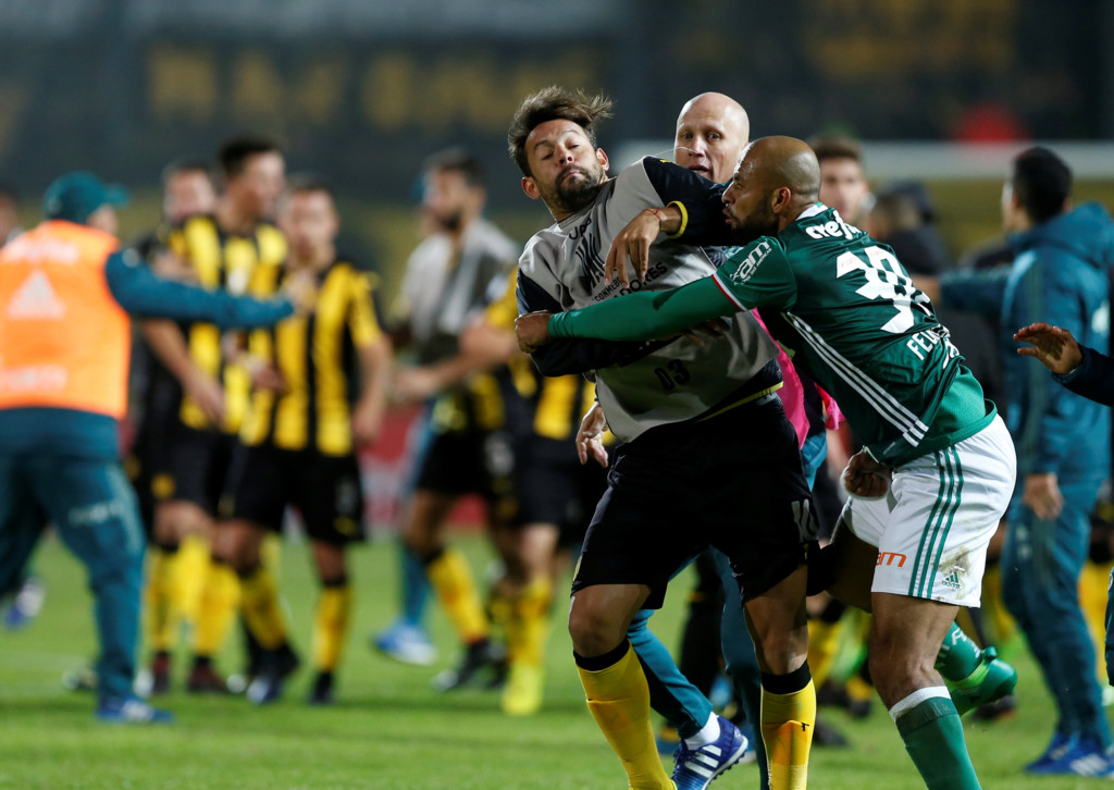 ‘Thùng rác vàng’ Brazil đấm cầu thủ Penarol ở Copa Libertadores