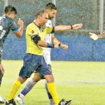 Trọng tài bị treo còi vô thời hạn vì cho bù giờ đến… 42 phút