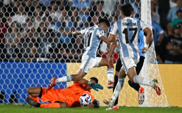 Uruguay 0-1 Argentina: Siêu phẩm định đoạt trận đấu; Tấm thẻ đỏ phút bù giờ