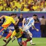 Vì sao Messi té ngã đau đớn vẫn cố gắng lăn vào trong sân?