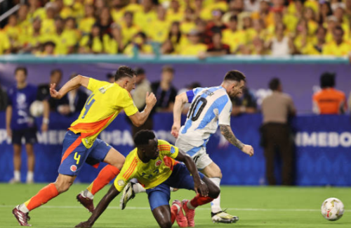 Vì sao Messi té ngã đau đớn vẫn cố gắng lăn vào trong sân?