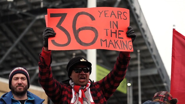 Vì sao tuyển Canada luôn mang theo một thanh kiếm khi thi đấu?