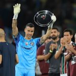 Vượt Shilton, thủ môn Fabio lập kỷ lục thi đấu nhiều trận nhất lịch sử