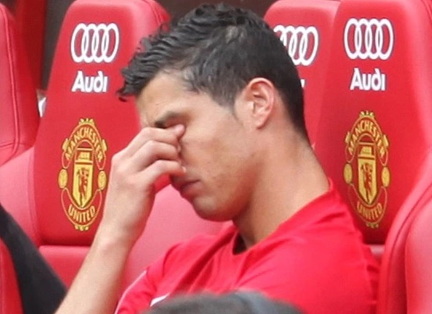 6 lần Ronaldo nổi điên: Từ ném micro đến nằm sân gào khóc