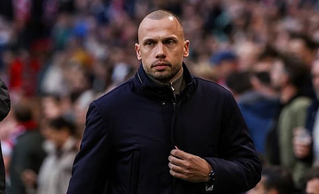Ajax sa thải huấn luyện viên John Heitinga