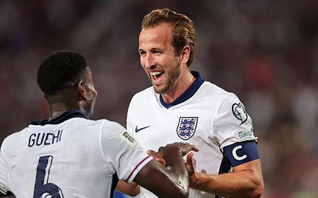 Anh dễ dàng đè bẹp Serbia trong thế hơn người