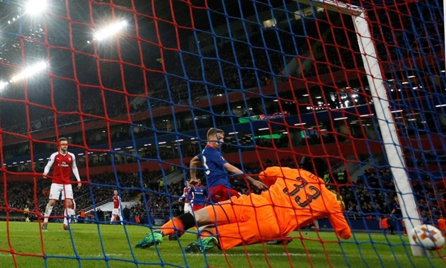 Arsenal thoát hiểm, đáng mừng hay đáng lo?