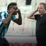 Balotelli ăn mừng bàn thắng, chế nhạo HLV đối thủ sau khi bị chê không não