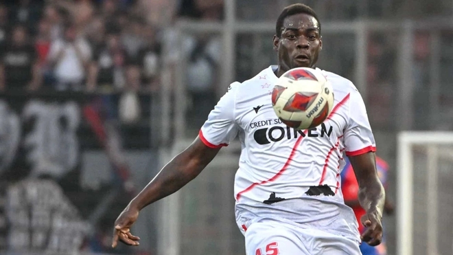 Balotelli lại gây rắc rối ở đội bóng mới