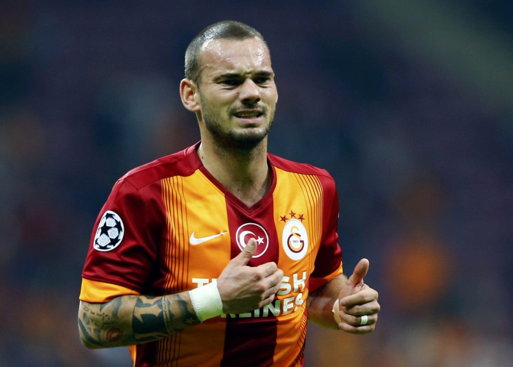 Bị “chơi đểu”, Sneijder tính đường sang Premier League