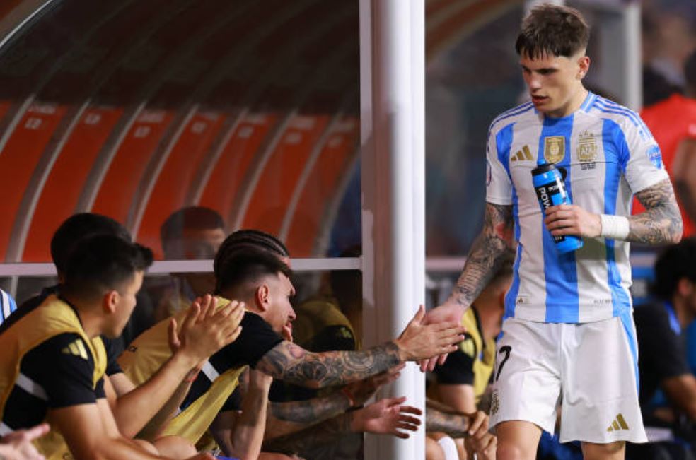 Bị tố thờ ơ với Messi, Garnacho lập tức đáp trả