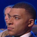 Biểu cảm choáng của Mbappe khi Martinez nhận giải