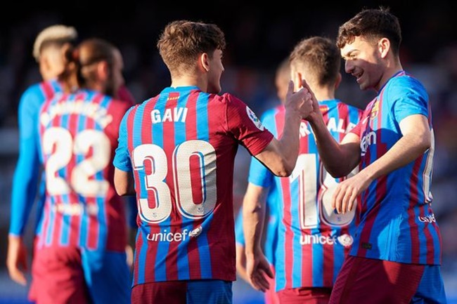 Cách các ông lớn dùng cầu thủ cây nhà lá vườn: Man City kém M.U 1 bậc