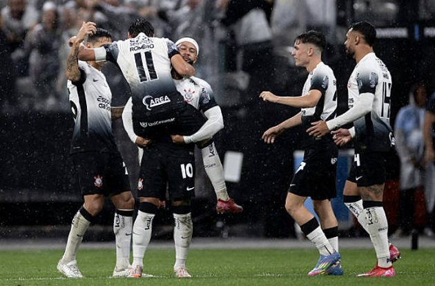 Cảm hứng từ Depay, Corinthians vượt khó trước Racing dù chơi thiếu người