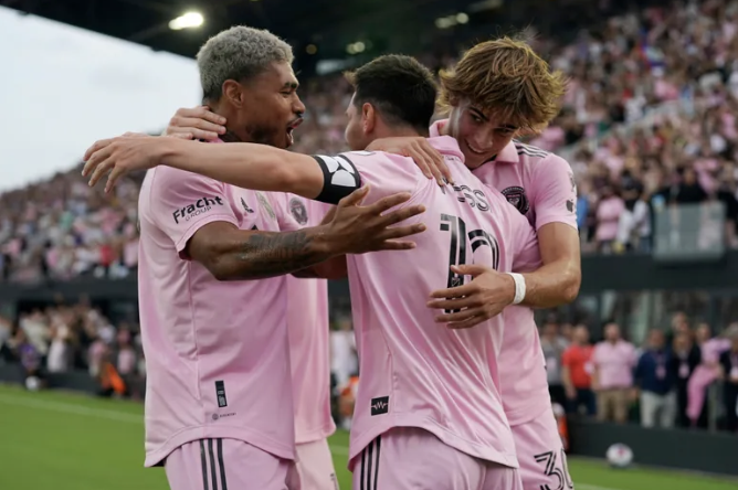 Cán mốc vô tiền khoáng hậu, Messi được chấm 9.9 điểm