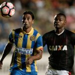 Cầu thủ lén rút dây giày đối thủ