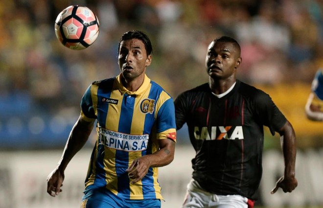 Cầu thủ lén rút dây giày đối thủ