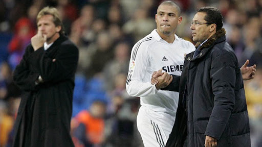 Chi tiền mua đội bóng thời niên thiếu, Ronaldo lập tức sa thải thầy cũ