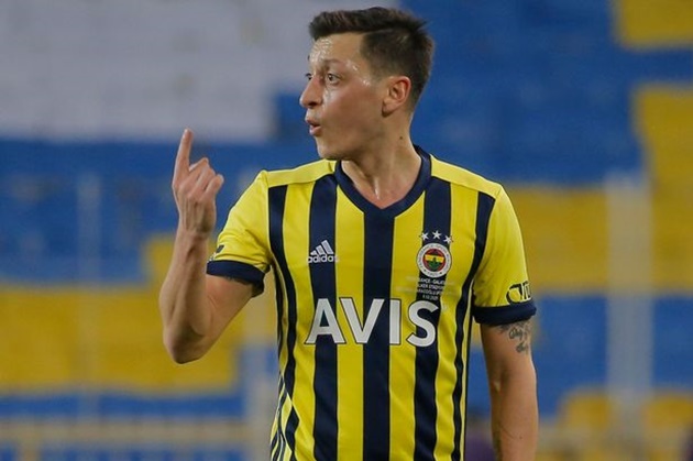 Chia tay Arsenal, Ozil đang sa lầy ra sao trên đất Thổ?